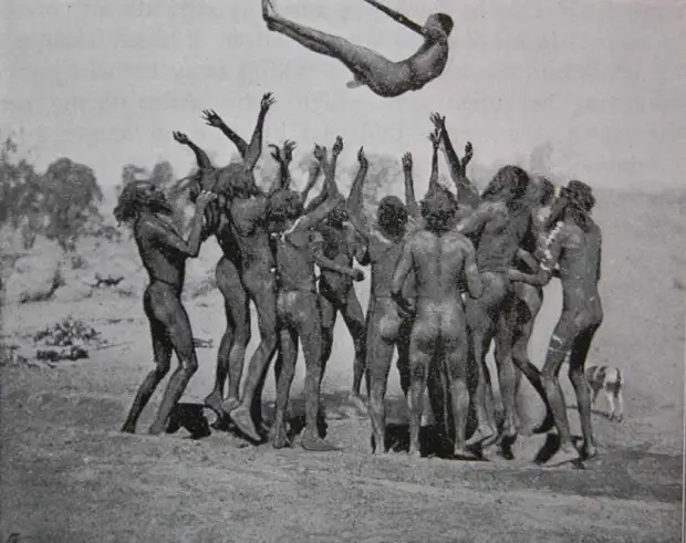 Церемония инициации в племени аранда (фото 1904 г.). 12-летнего мальчика подбрасывают и ловят его родственники-мужчины.