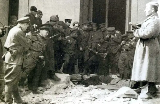 Советские солдаты возле убитого двойника Гитлера. Берлин. Май 1945 года.