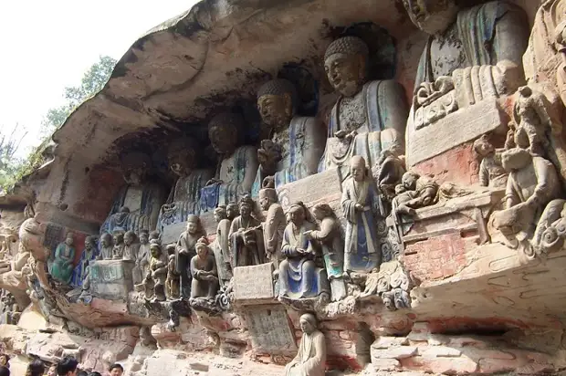 Множественные изваяния Будды, высеченные из скал. | Фото: images.forwallpaper.com.