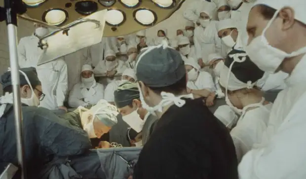 Показательная операция, проведенная выдающимися детскими хирургами СССР.  Москва, 1970-е годы.