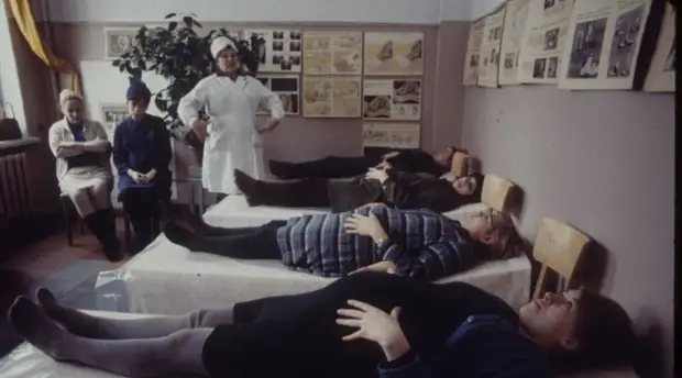 Будущие мамы, делающие специальные дыхательные упражнения при подготовке к родам. Москва, 1970-е годы.