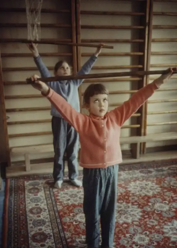 Дети, занимающиеся лечебной физкультурой. Москва, 1970-е годы. 