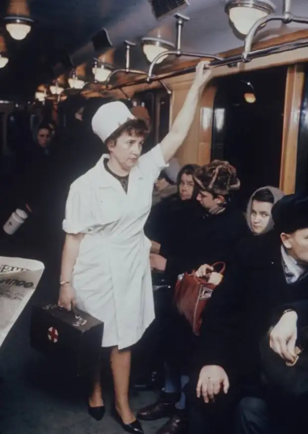 Мария Лобанова, фельдшер одной из 59 станций медпомощи московского метрополитена.  Москва, 1970-е годы. 