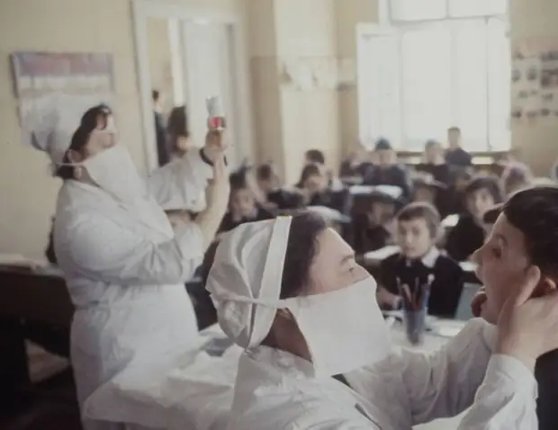 Проведение вакцинации и осмотра детей во время школьного урока. Москва, 1970-е годы. 