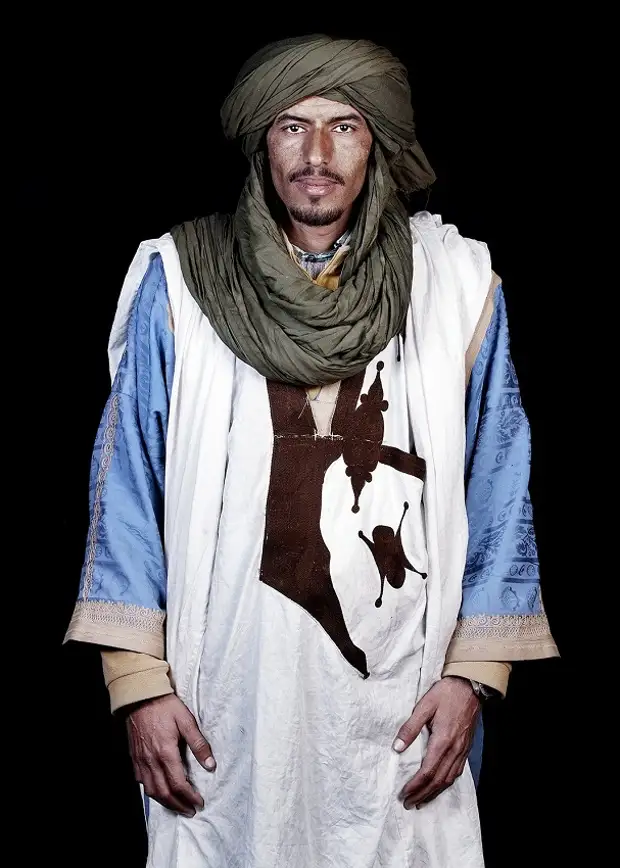 фото марокканцев: молодой мужчина-бедуин