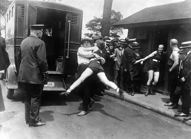 О, нравы: как 100 лет назад девушек арестовывали за ношение коротких купальников