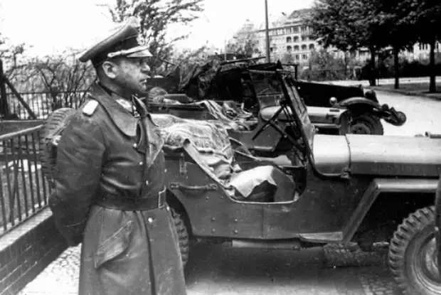 Начальник генерального штаба генерал Кребс, прибывший для переговоров. Берлин, 1945 год.