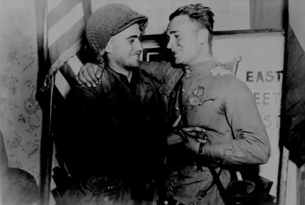 Лейтенант армии США Вильям Робертсон и лейтенант советской армии Александр Сильвашко. 1945 год. 