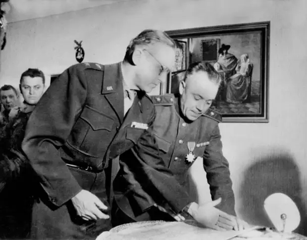 Советские и американские генералы у карты. Район реки Эльбы. 1945 год. 
