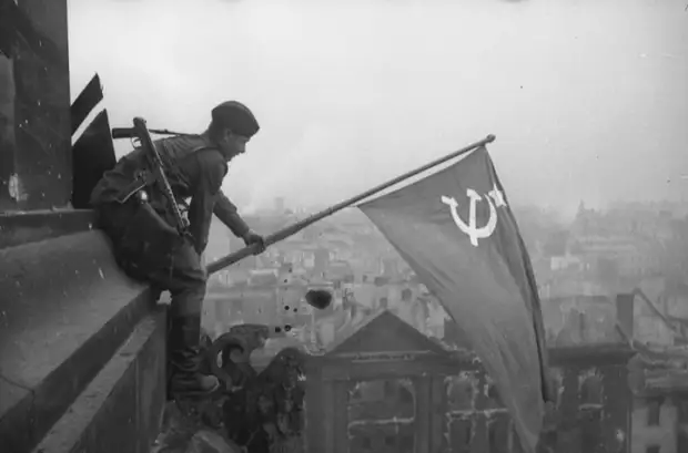 Знамя Победы над Рейхстагом. Берлин, 1945 год. 