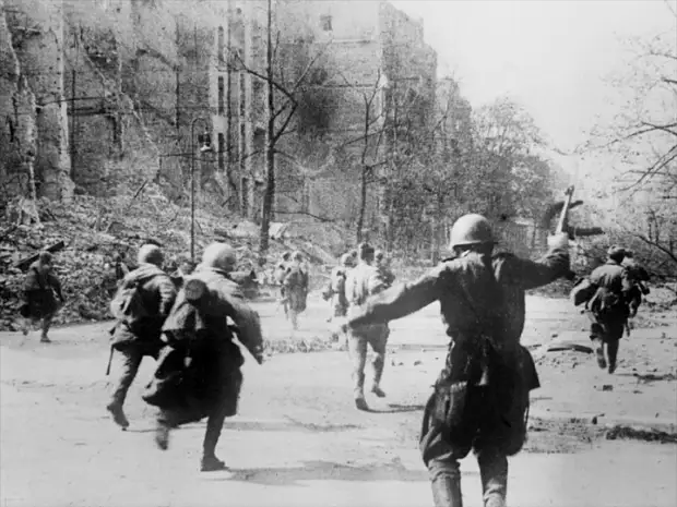 Солдаты преследующие отступающего врага. Берлин, апрель 1945 года.