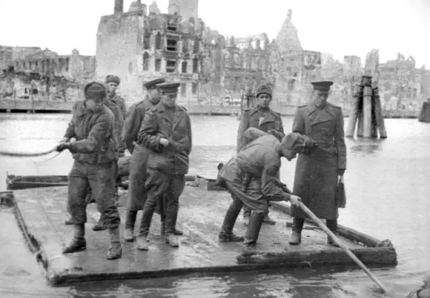 Бойцы 1-й Московской стрелковой дивизии переправляющие офицеров через реку Шпрее. 1945 год. 