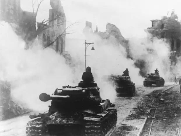 Колона советских танков на улицах Берлина. Апрель 1945 года. 