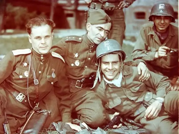 Советские и американские офицеры. На память. Берлин, 1945 год. 