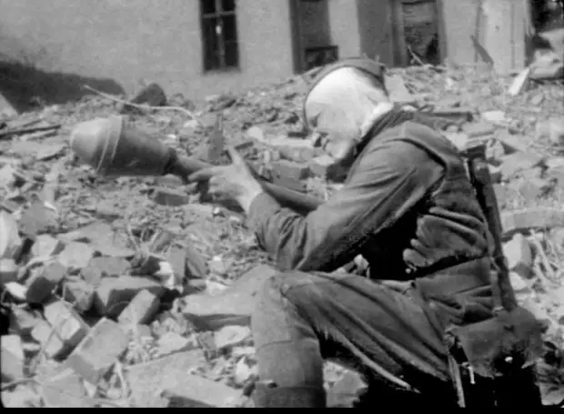 Советский солдат с трофейным фаустпатроном. 1945 год. 