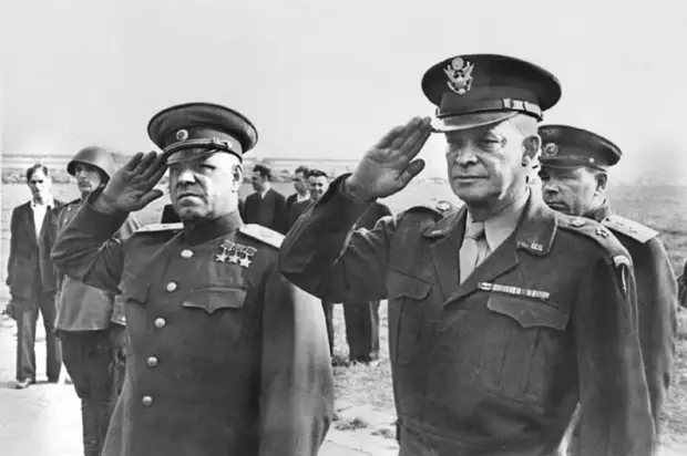 Маршал Советского Союза  Жуков и генерал Эйзенхауэр. Московский аэродром, август 1945 года. 
