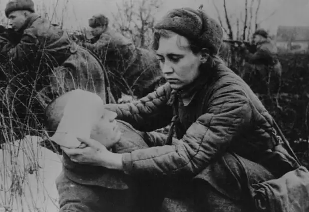 История еще не знала такого массового участия женщин в вооруженной борьбе за Родину, какое показали советские женщины в годы Великой Отечественной войны.