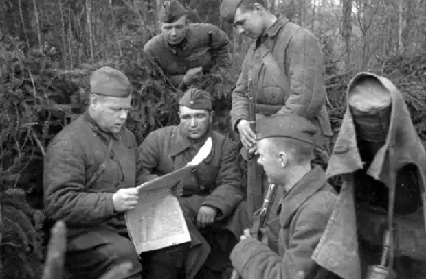 Бойцы Калининского фронта за чтением фронтовых сводок, 1942 год.