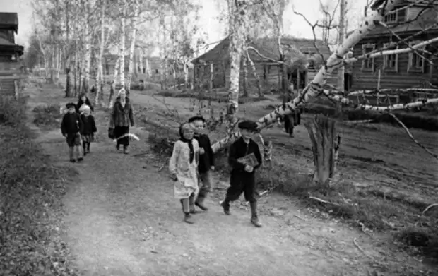В освобожденном селе налаживается мирная жизнь, 1943 год.
