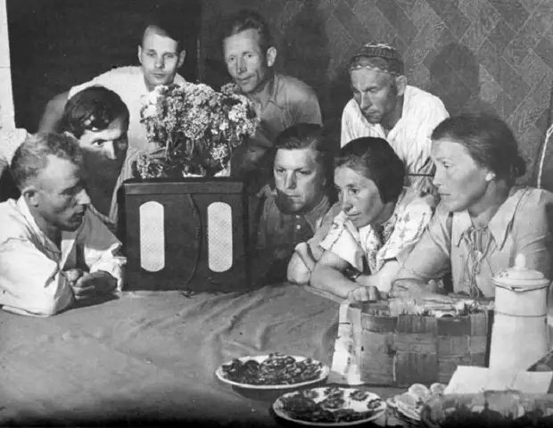 Члены колхоза «Путь Ильича» слушают сводки Советского информбюро, 1941 год.