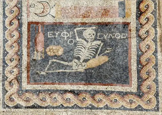 В Турции нашли мозаику со скелетом-оптимистом