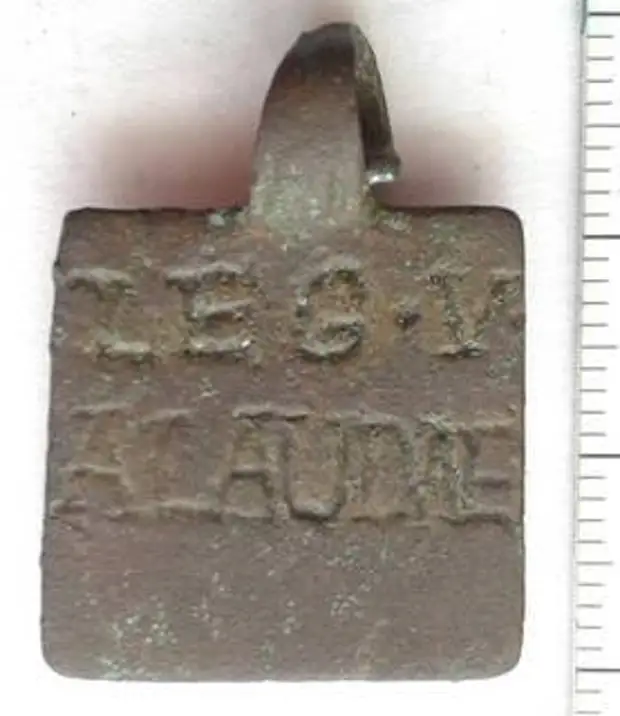 Римский легионерский жетон первой половины 1 век н э. Пятый легион набранный Цезарем в Галлии "Жаворонок"