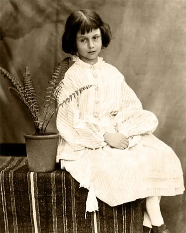Алиса Лидделл - та самая "Алиса в стране чудес", для которой Льюис Кэрролл и написал свое бессмертное произведение.
