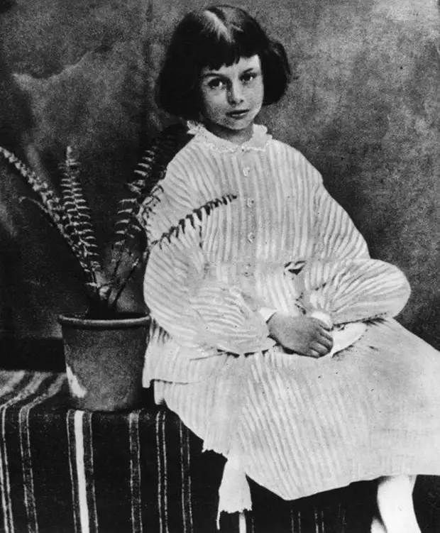 Алиса Лидделл - та самая "Алиса в стране чудес", для которой Льюис Кэрролл и написал свое бессмертное произведение.