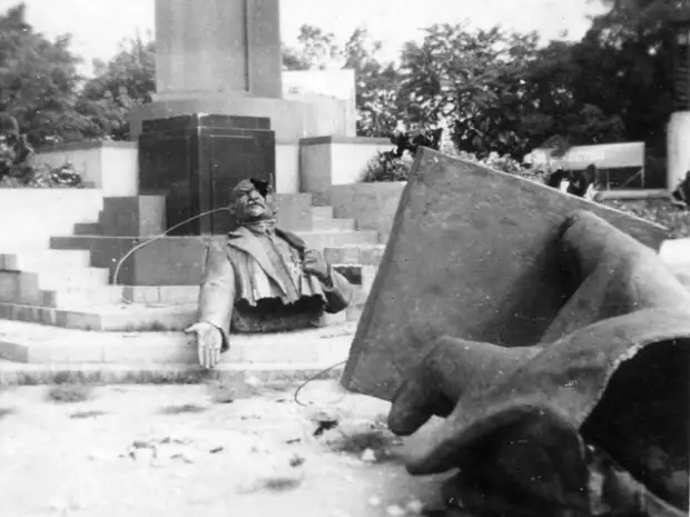 Вандализм над памятниками Ленину и Сталину на оккупированной территории. 1941-1944.