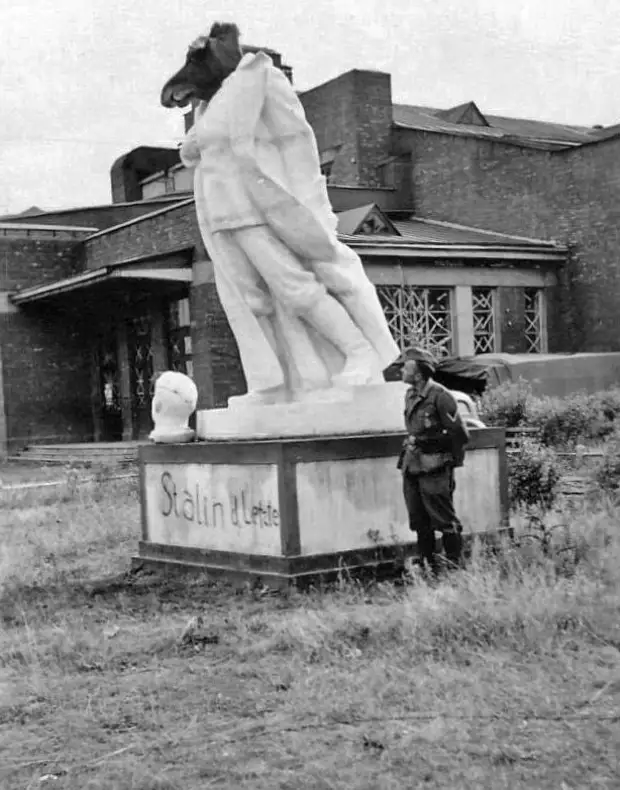 Вандализм над памятниками Ленину и Сталину на оккупированной территории. 1941-1944.