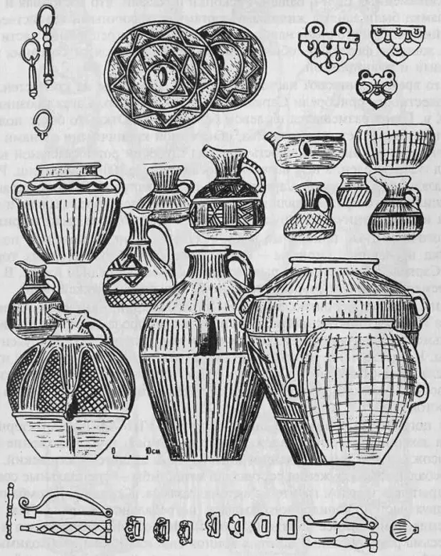 Комплекс археологических предметов салтово-маяцкой культуры: подвески, круглые бронзовые бляшки ("зеркала"), глиняная посуда, пряжки от пояса, застежки