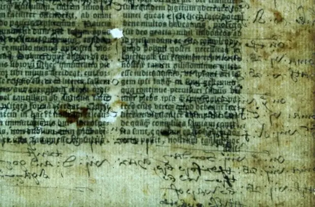 На страницах старинной Библии найдены пометки короля и договор с карманником