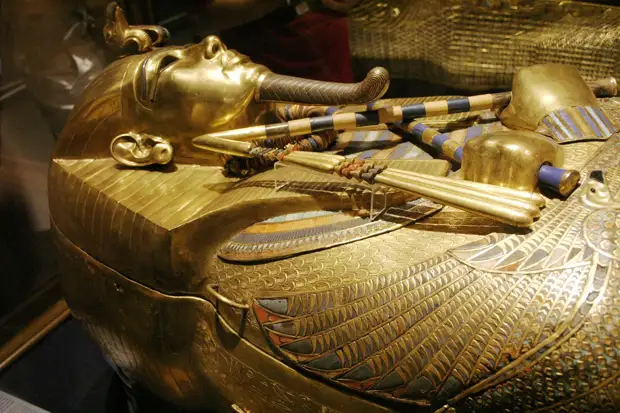 Российский египтолог объяснил, кто лежит в тайной комнате Тутанхамона.