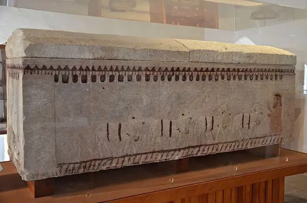 Древний саркофаг обнаруженный на Кипре с иллюстрациями из произведений Гомера. Известняк. 6 век до н.э. Пафос.