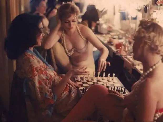 Танцовщицы ночного клубе в закулисье. Нью-Йорк, 1958 год.
