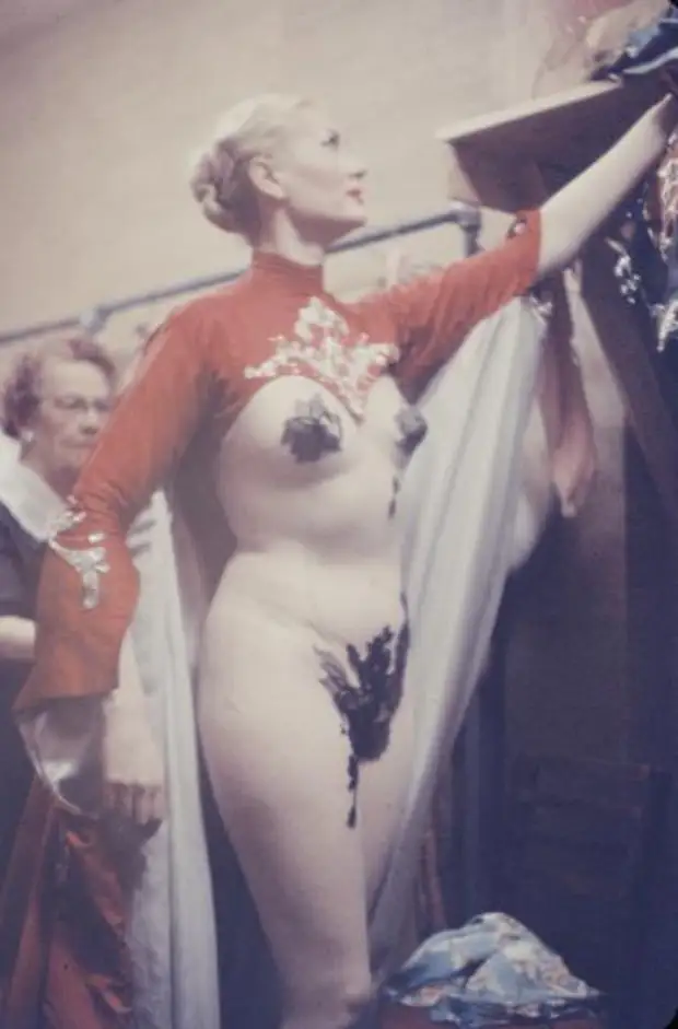 Танцовщицы ночного клубе в закулисье. Нью-Йорк, 1958 год.