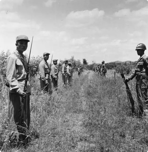 Солдаты КНДР и ООН на границе двух государств в демилитаризованной зоне. 1953 год.