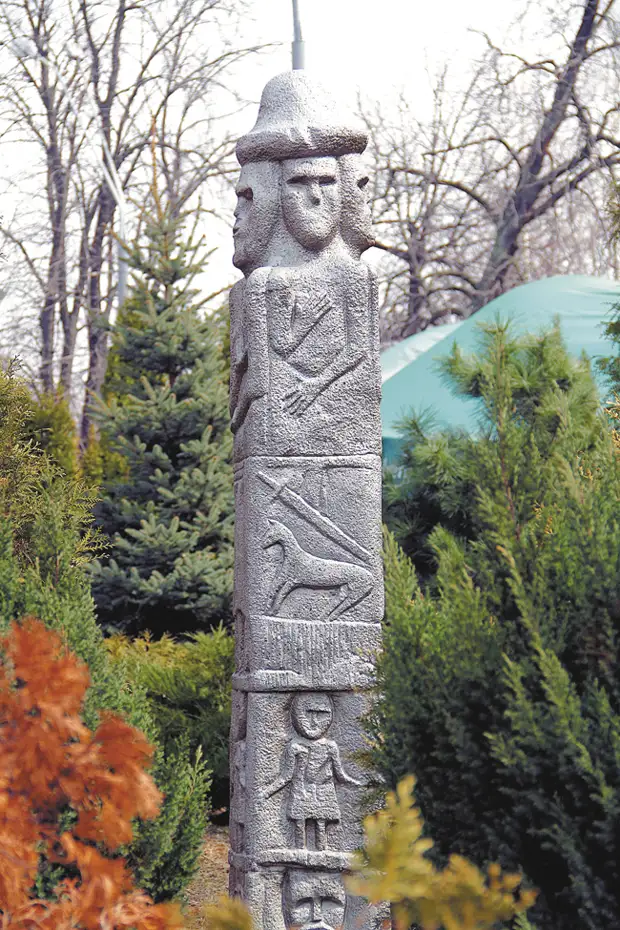Одна из копий «Збручского идола» — четырёхгранного каменного столба, найденного в 1815 году на территории нынешней тернопольской области Украины
