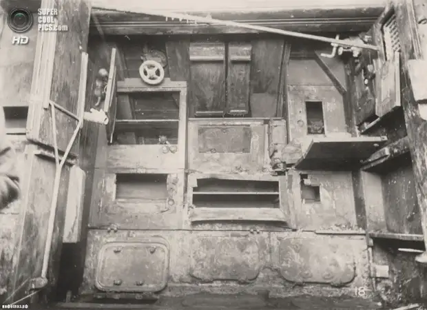 Великобритания. Уолсенд, Тайн-энд-Уир, Англия. 1918 год. Стол, шкафчики и люк, ведущий к аккумулятору. (Tyne & Wear Archives & Museums)