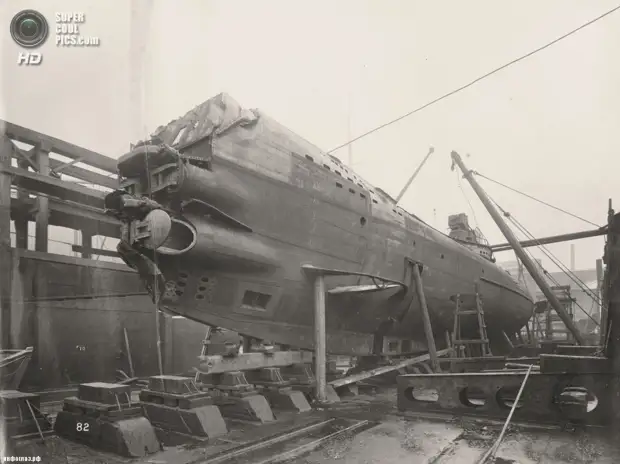 Великобритания. Уолсенд, Тайн-энд-Уир, Англия. 1918 год. Четыре носовых торпедных аппарата и передние горизонтальные рули на боку. (Tyne & Wear Archives & Museums)