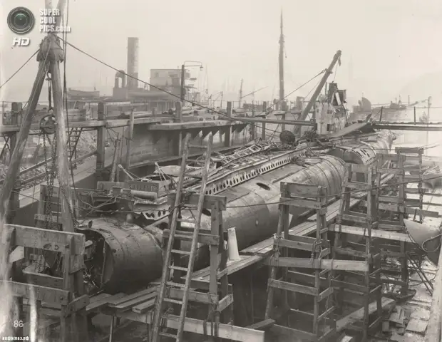 Великобритания. Уолсенд, Тайн-энд-Уир, Англия. 1918 год. Общий вид на подлодку. (Tyne & Wear Archives & Museums)