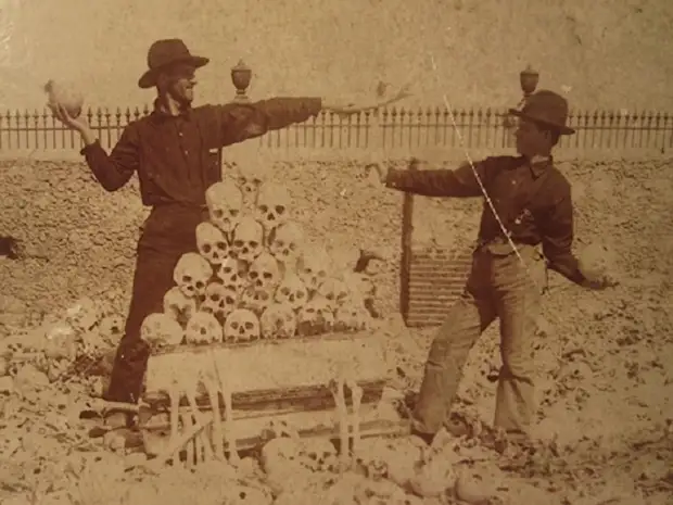 Американские солдаты играют с человеческими черепами на кладбище Колон в Гаване, Куба, 1900-е годы.