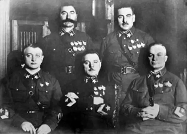 Первые маршалы СССР: Тухачевский, К.Е. Ворошилов, Егоров(сидят, слева направо), Буденный, Блюхер( стоят0
