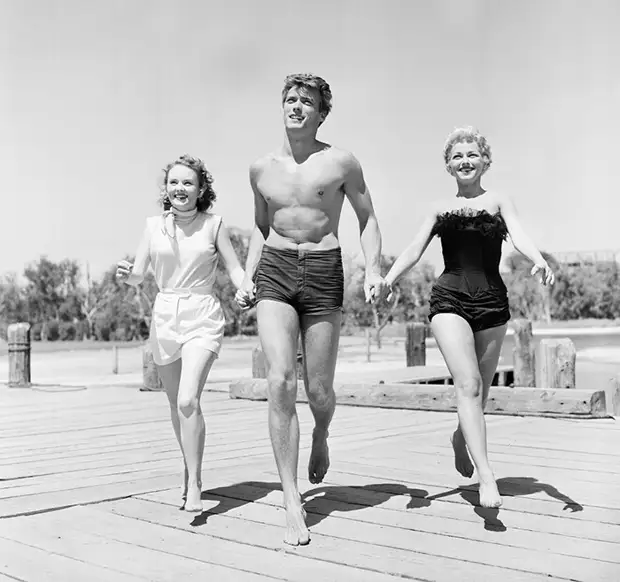 Молодой Клинт Иствуд в сопровождении двух голливудских актрис, 1954 интересно, история, фото