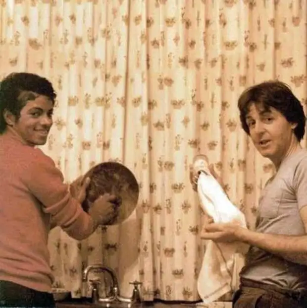 Майкл Джексон и Пол Маккартни моют посуду интересно, история, фото