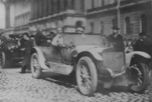 004. Участники пробега в автомобилях у здания военного министерства на Исаакиевской площади.  Апрель 1911