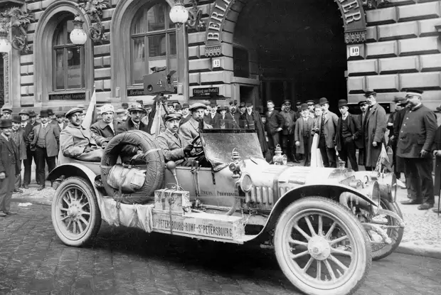 001. Участники пробега в Берлине. За рулем автомобиля - А.П.Нагель. 21 апреля 1911