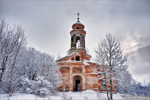Старинная церковь в зимнем лесу