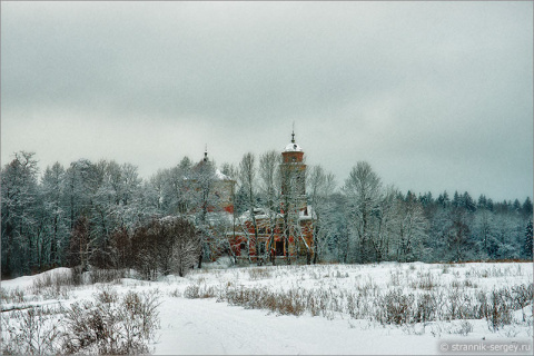 Старинная церковь в зимнем лесу