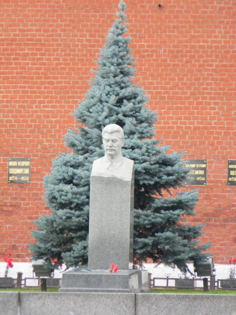 России нужен Сталин-центр, а не Ельцин